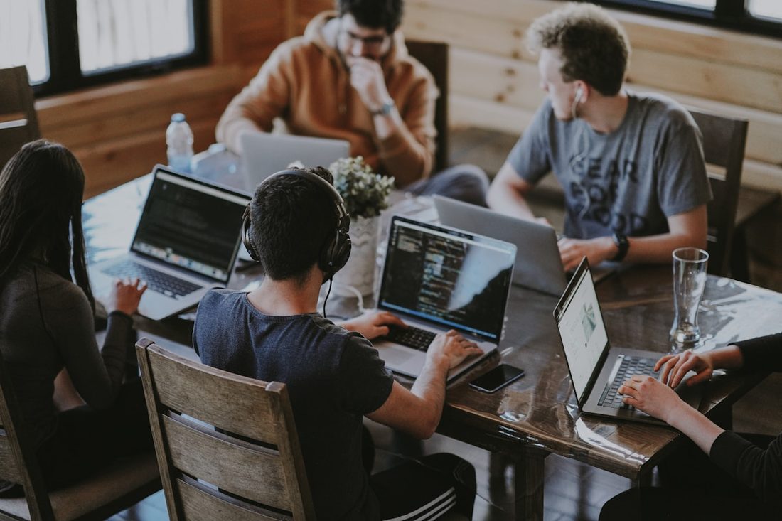 豪门国际官网APP · 看台人群（界面示意）